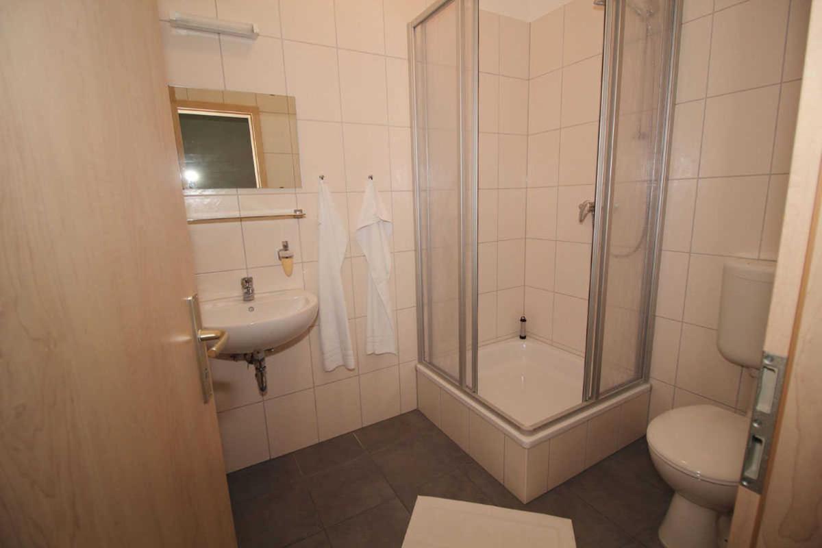 Kutterfisch Kajueten Direkt Im Stadthafen Sassnitz Exterior foto