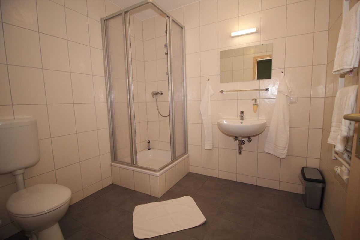 Kutterfisch Kajueten Direkt Im Stadthafen Sassnitz Exterior foto