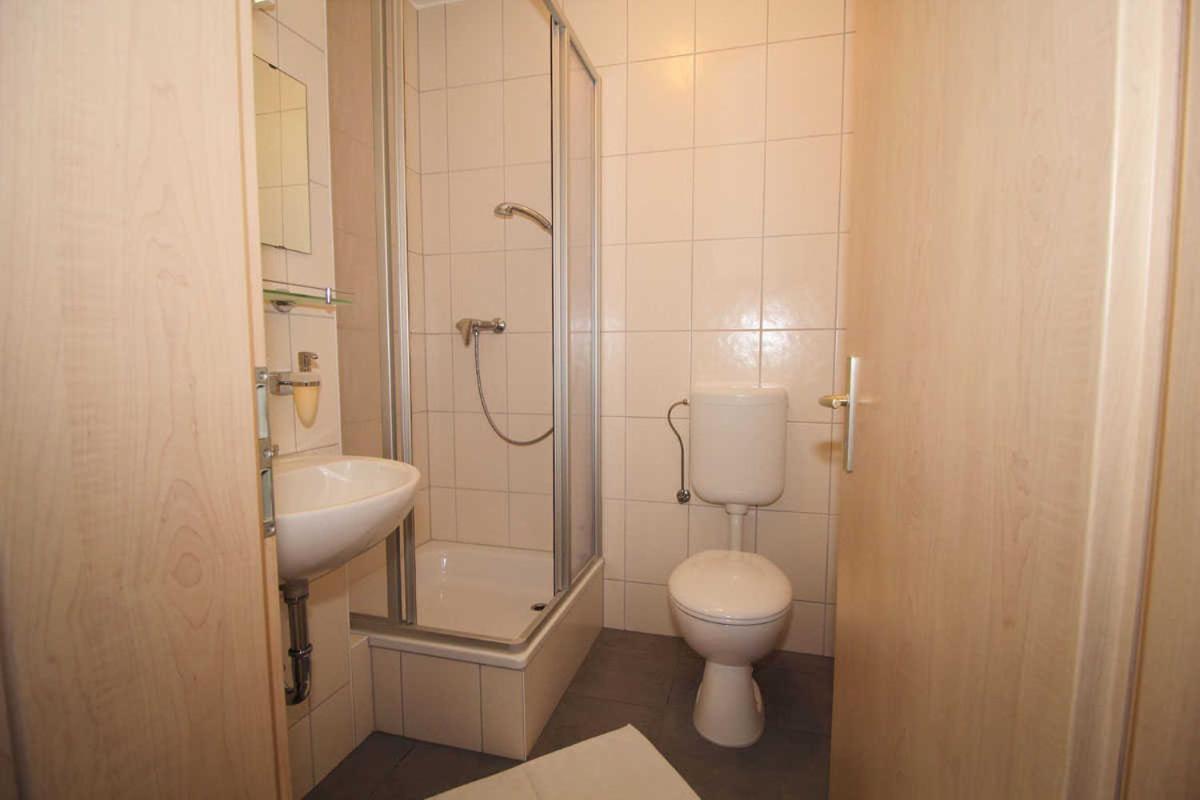 Kutterfisch Kajueten Direkt Im Stadthafen Sassnitz Exterior foto