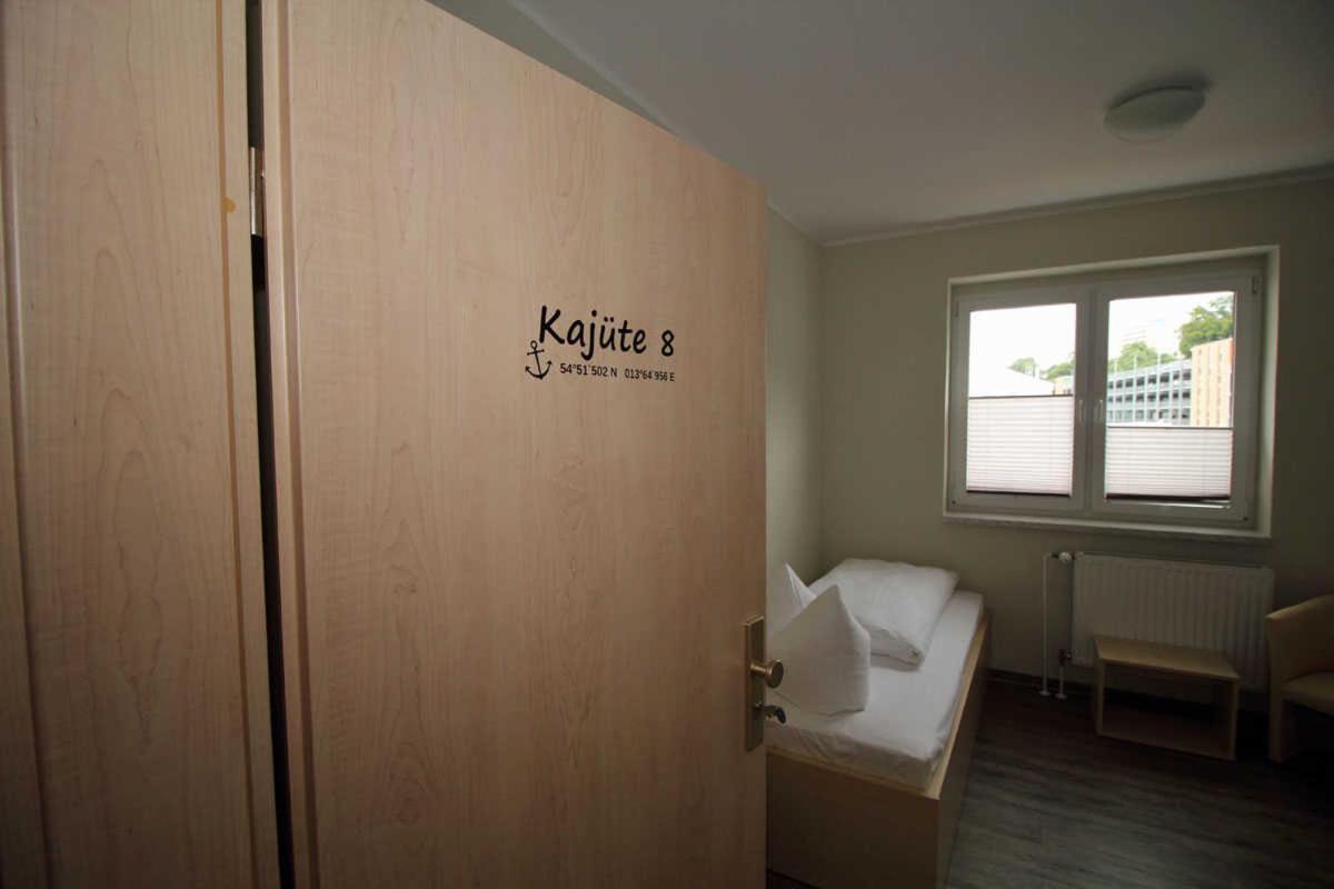 Kutterfisch Kajueten Direkt Im Stadthafen Sassnitz Exterior foto
