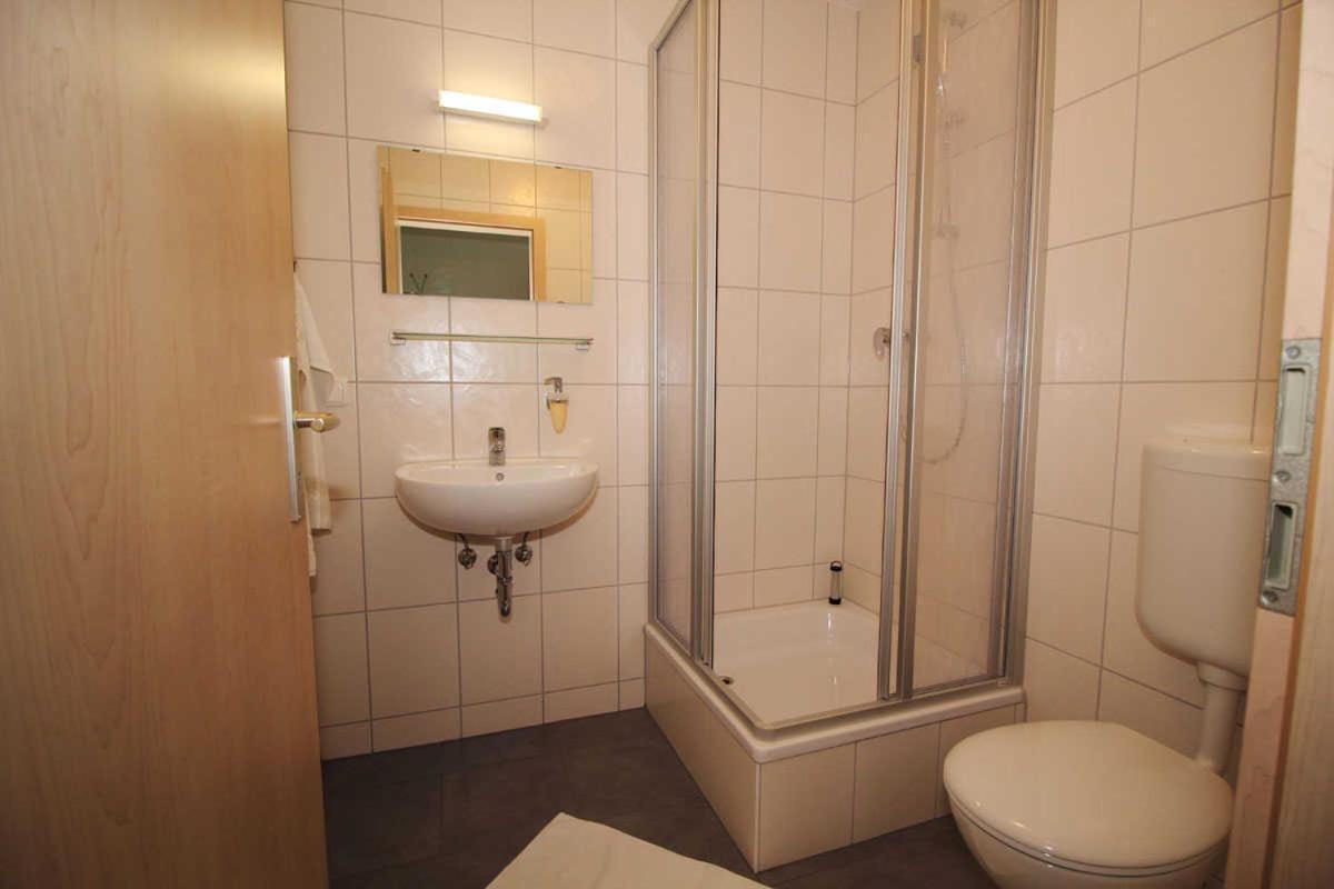 Kutterfisch Kajueten Direkt Im Stadthafen Sassnitz Exterior foto