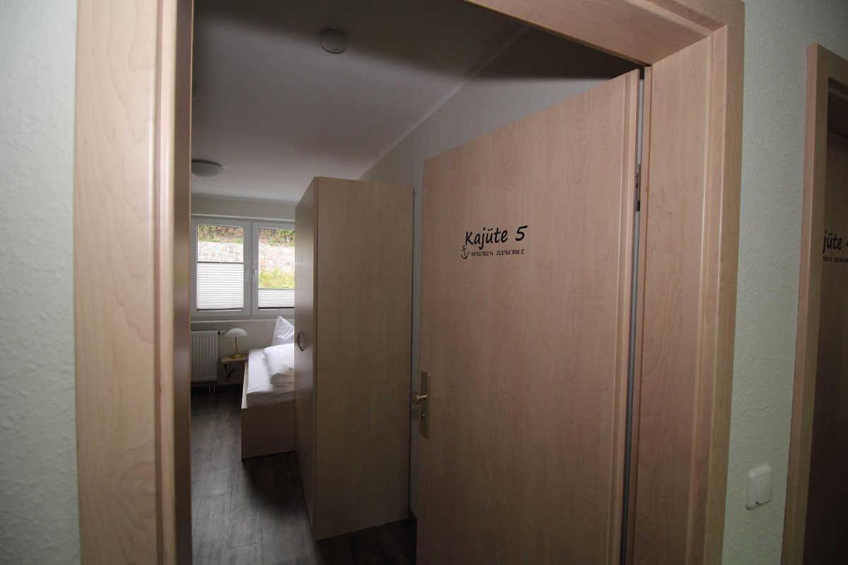 Kutterfisch Kajueten Direkt Im Stadthafen Sassnitz Exterior foto