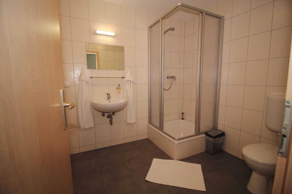 Kutterfisch Kajueten Direkt Im Stadthafen Sassnitz Exterior foto