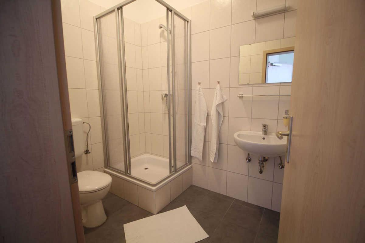 Kutterfisch Kajueten Direkt Im Stadthafen Sassnitz Exterior foto