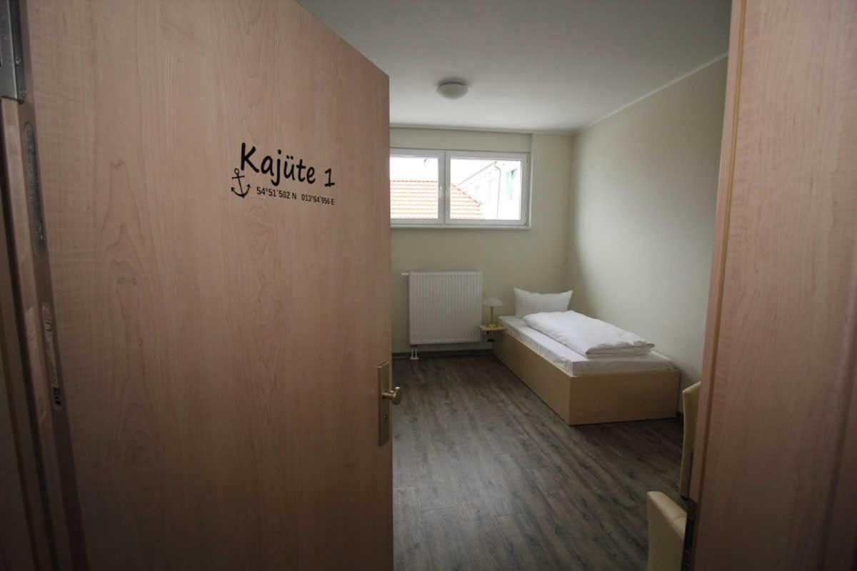 Kutterfisch Kajueten Direkt Im Stadthafen Sassnitz Exterior foto